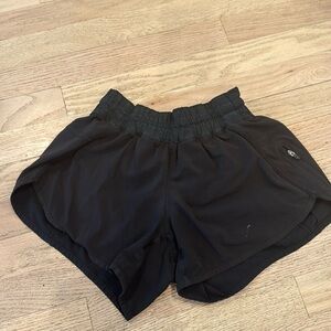 Lululemon Tracker Shorts / Size 4 / 4”